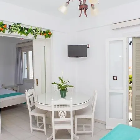 Lygdamis Downtown 3 Star Apartment