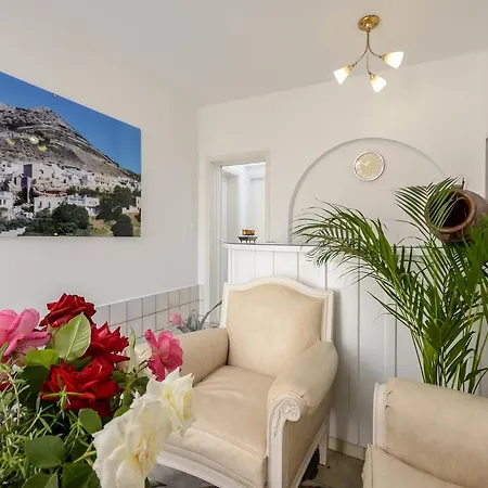 Lygdamis Downtown 3 Star Apartment